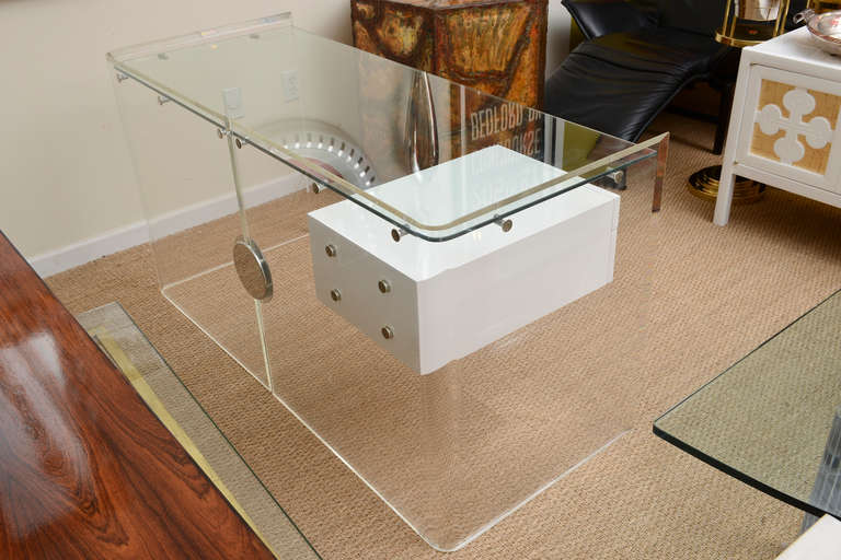  Maßgefertigter Schreibtisch aus schwebendem Lucite, Stahl und weiß lackiertem zwei Schubladen, Vintage (Ende des 20. Jahrhunderts) im Angebot