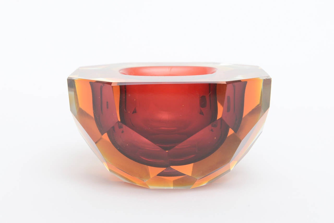 The colors are stunning and the diamond faceted exterior catches the light like a prism. It is honeycombed effect. The colors go from the center of red to cranberry red; the Sommerso is amber to amber orange to the shades of red to red cranberry