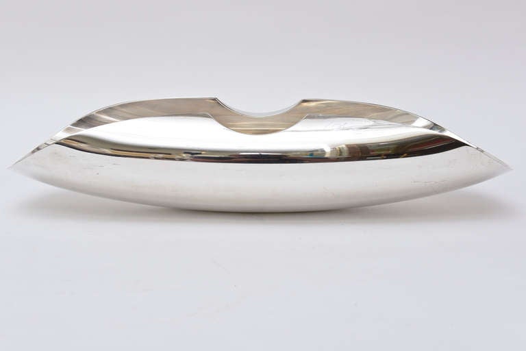 Sculptural and italian great form ... all signed and all silver-plate polished... Modernist... artful... great as a centerpiece or for elegant serving.
Lino Sabattini at some of his best...
The curved top portion has flat indentations. It has