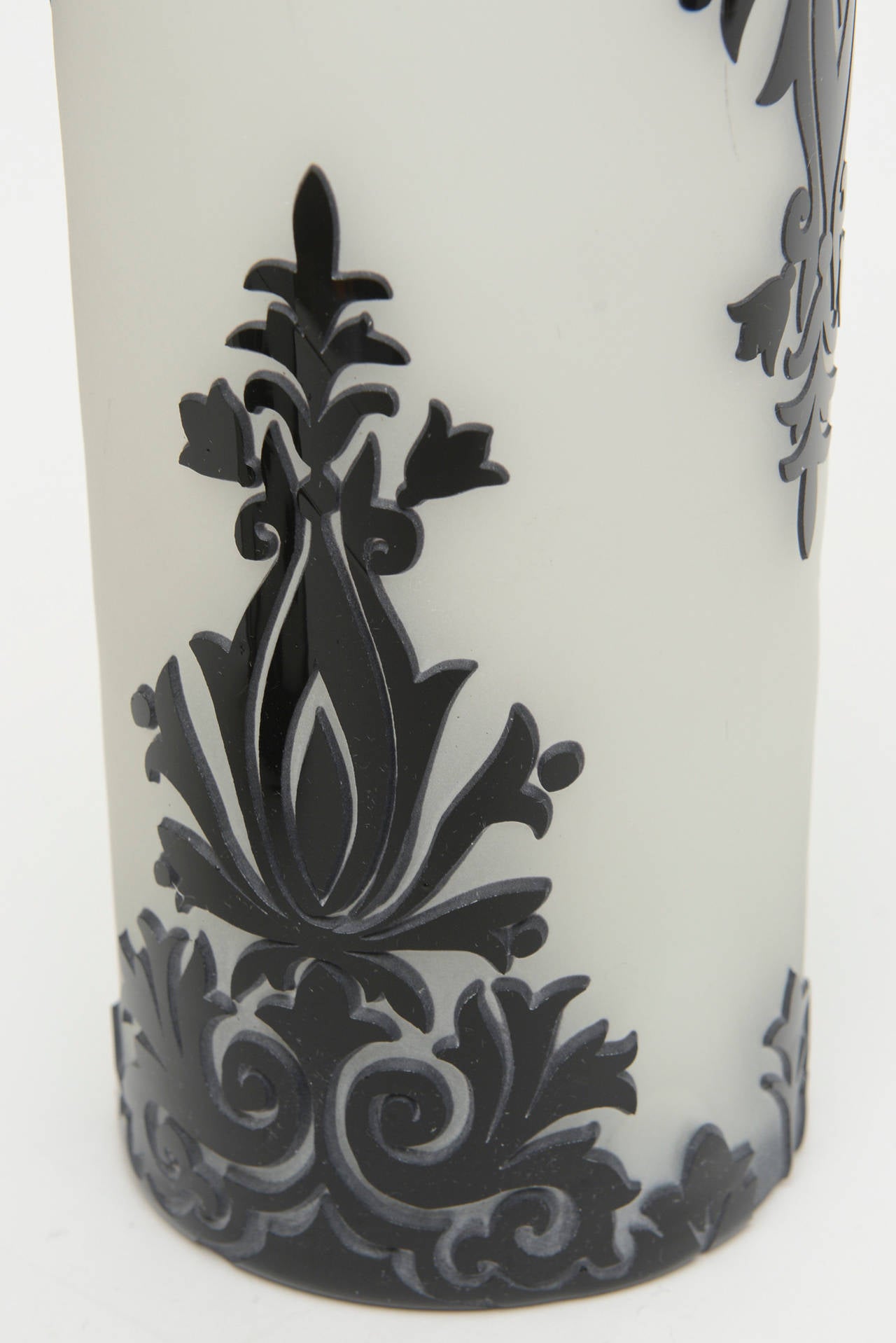 Three Beautiful Dramatic Cameo Glass Black and White Graduated Vases In Excellent Condition In North Miami, FL