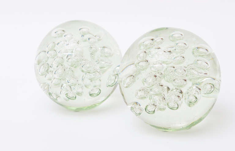 Pair of Italian Murano Clear Glass Controlled Bubbles Spheres/Balls Sculptures In Excellent Condition In North Miami, FL