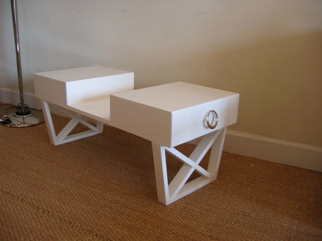 Mid-Century moderno Cocktail Tables a X con cornice in legno laccato bianco e nichel argento di metà secolo. in vendita