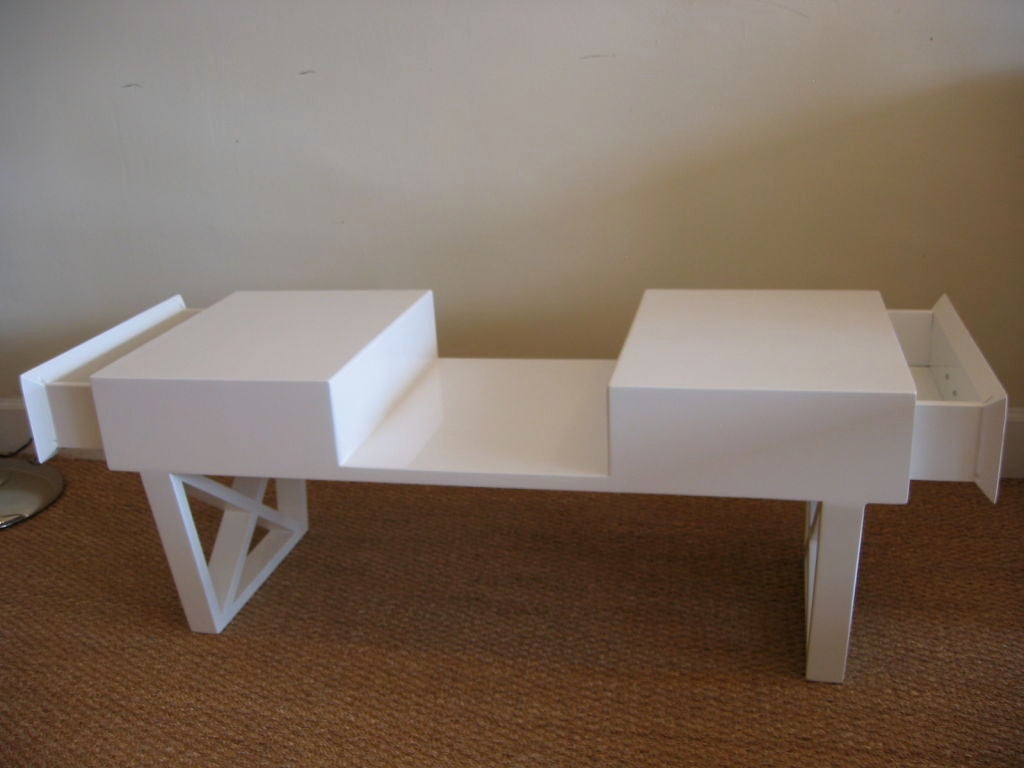 Cocktail Tables a X con cornice in legno laccato bianco e nichel argento di metà secolo. In condizioni buone in vendita a North Miami, FL