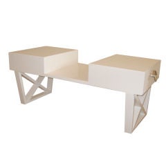 Table de cocktail moderne du milieu du siècle dernier en bois laqué blanc et argent nickelé avec cadre en forme de X