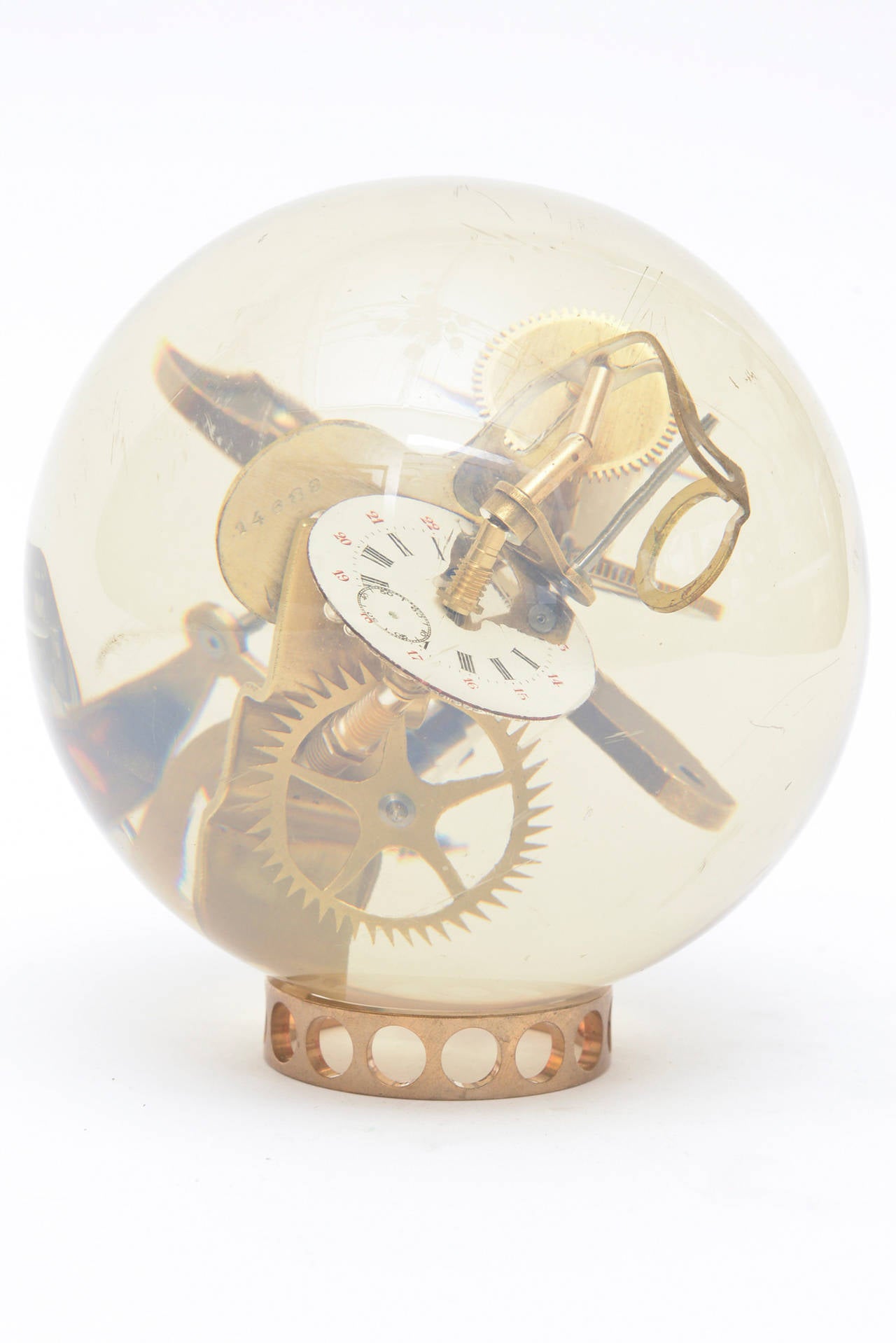 Vintage Französisch Lucite eingebettet Messing Uhr Teile Ball-Skulptur (Maschinenzeitalter) im Angebot