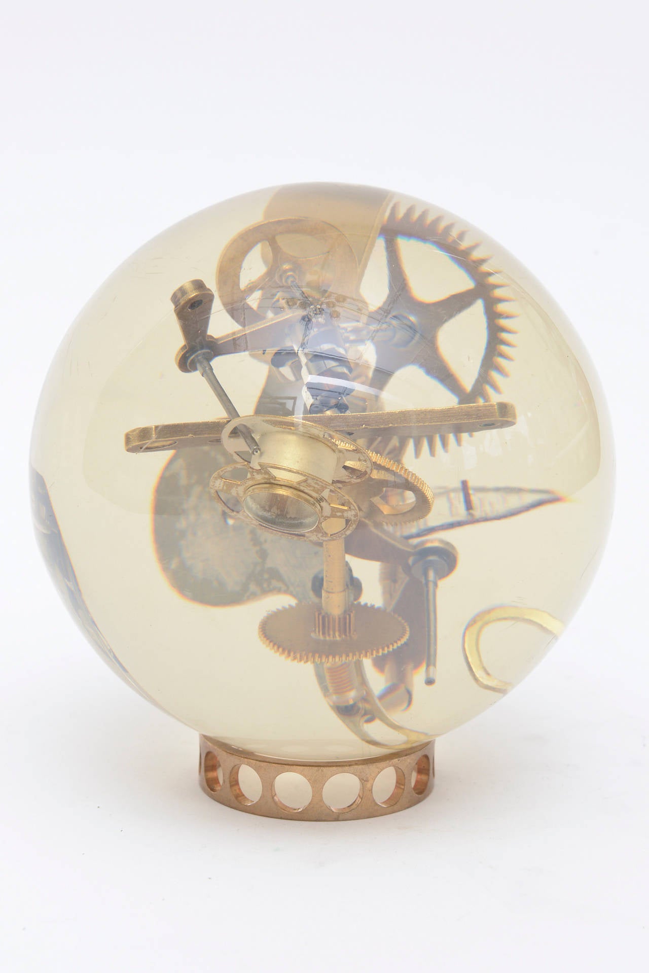Vintage Französisch Lucite eingebettet Messing Uhr Teile Ball-Skulptur im Zustand „Gut“ im Angebot in North Miami, FL