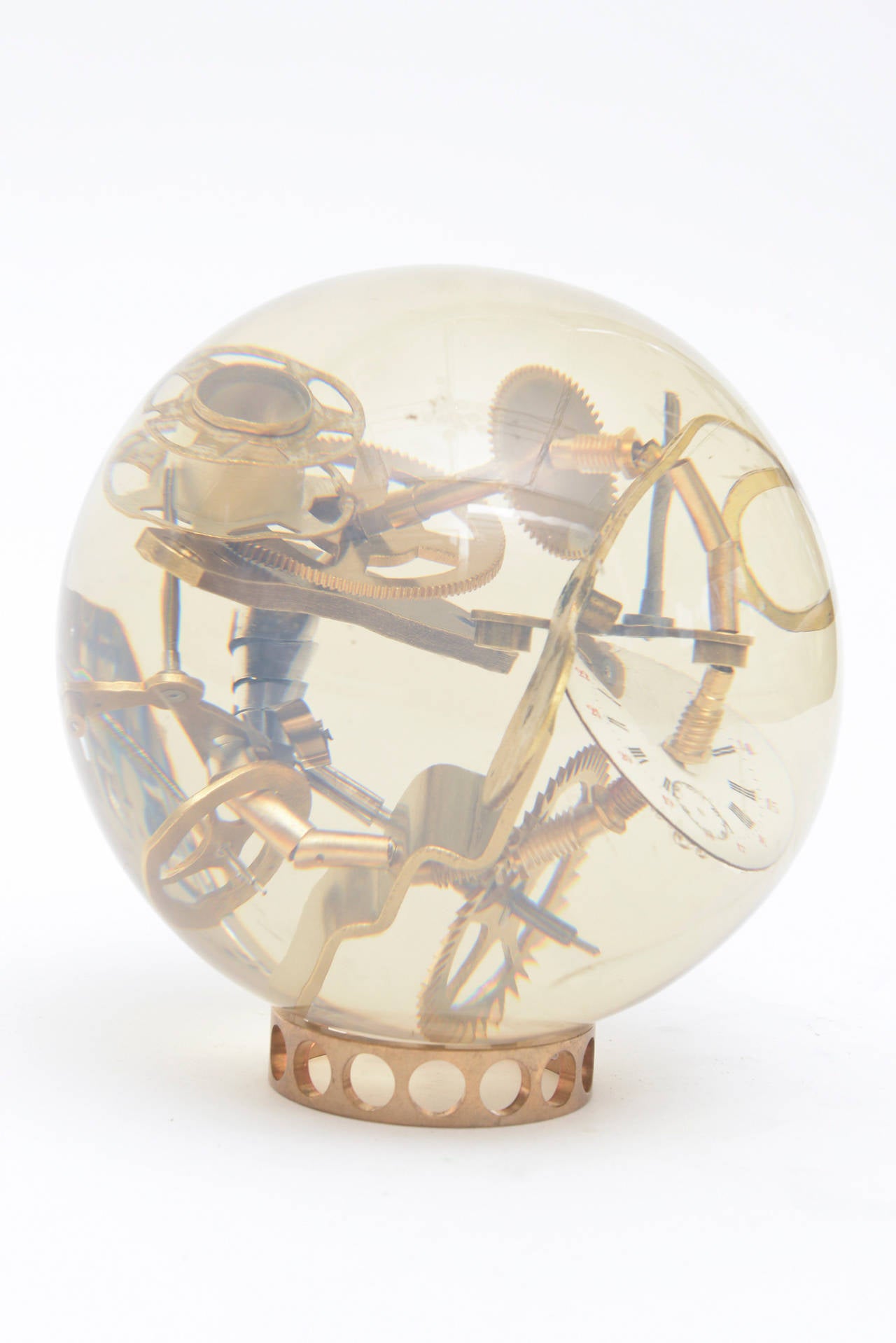 Vintage Französisch Lucite eingebettet Messing Uhr Teile Ball-Skulptur im Angebot 2
