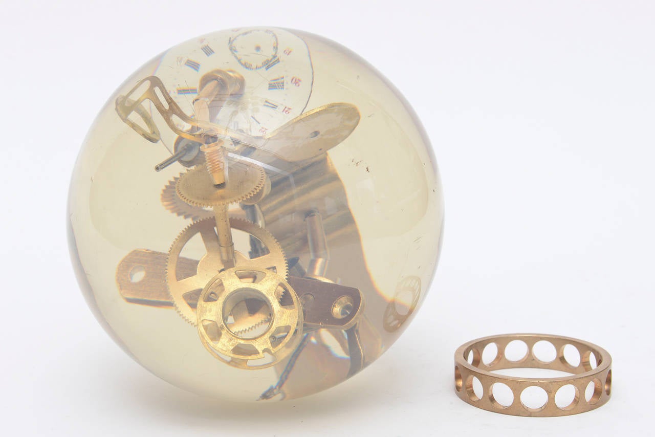 Vintage Französisch Lucite eingebettet Messing Uhr Teile Ball-Skulptur im Angebot 3