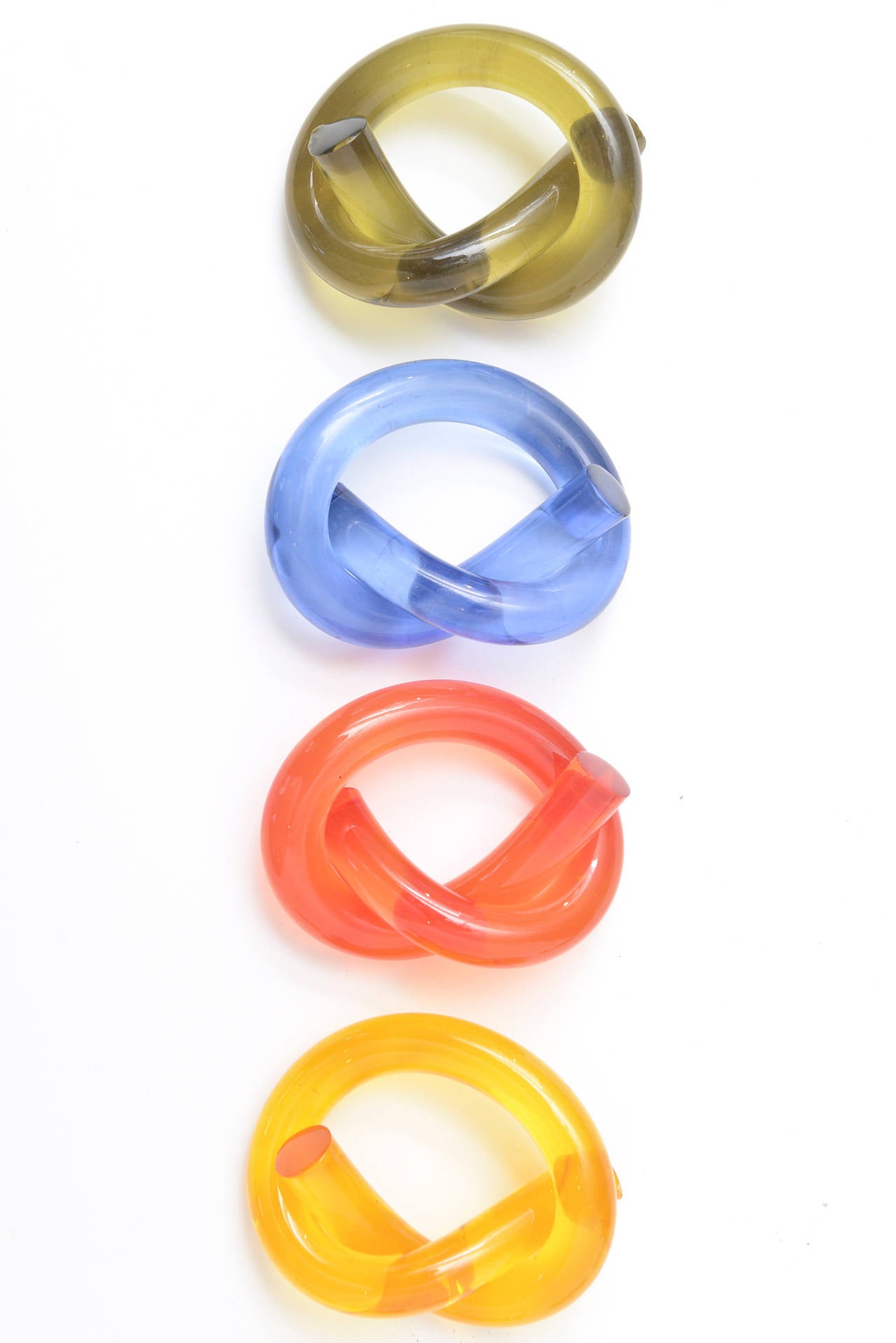 Modern Set of 12 Dorothy Thorpe Luminous Twisted Lucite Napkin Rings