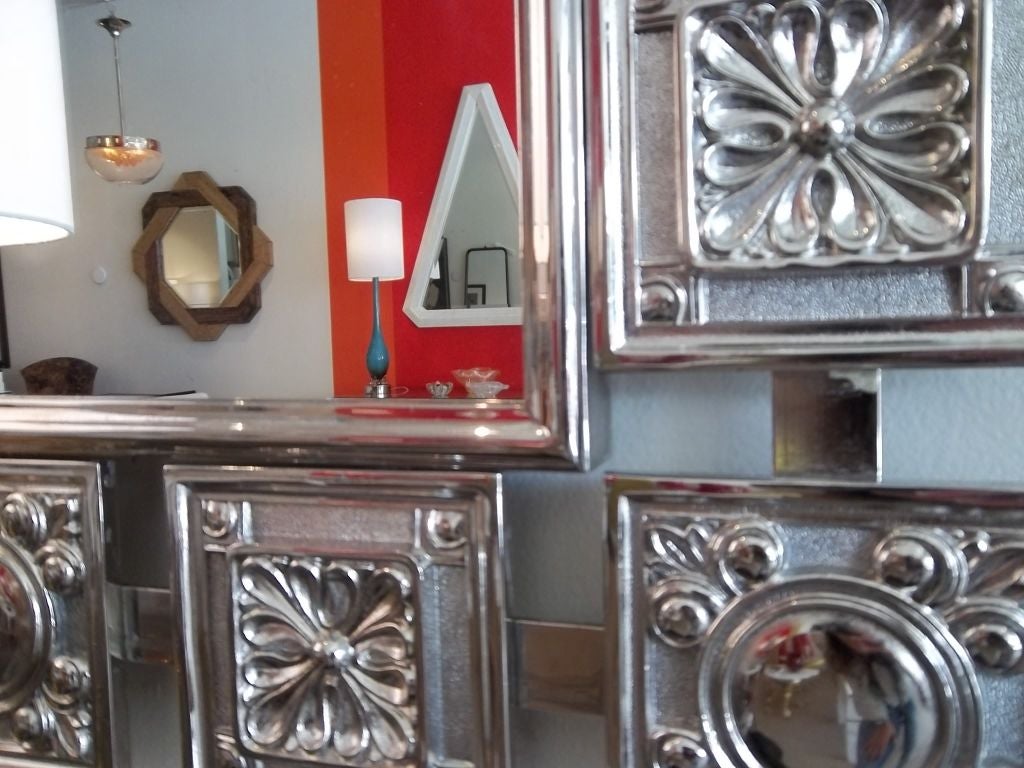 Moderner Wandspiegel aus vernickeltem Silber über Messing aus der Mitte des Jahrhunderts, Fleur de Lis Designs im Zustand „Gut“ im Angebot in North Miami, FL