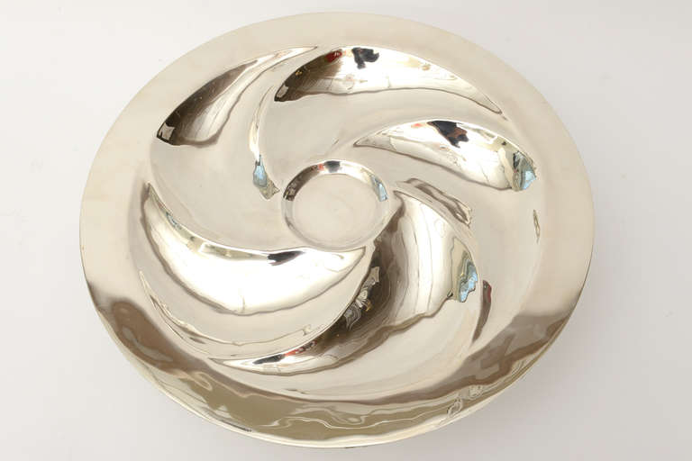 Signed Gorgeous Sterling Silver Pedestal Serving/Centerpiece Bowl In Excellent Condition In North Miami, FL