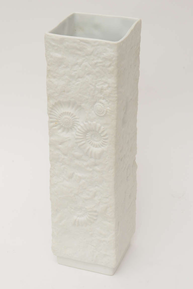 Monumental Firmado Kaiser Textural  Jarrón de Porcelana Piqué Blanco Intaglio