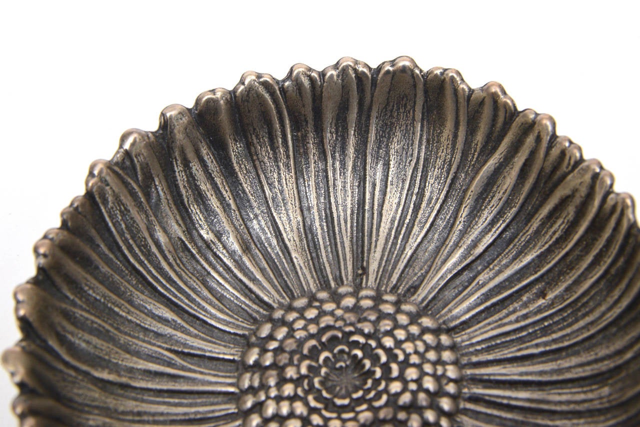 This small but lovely signed sterling silver Italian hallmarked Buccellati dish or ring tray is in the shape of a flower.
It can be a ring dish or bowl. Textural ribbed sterling silver and great details.