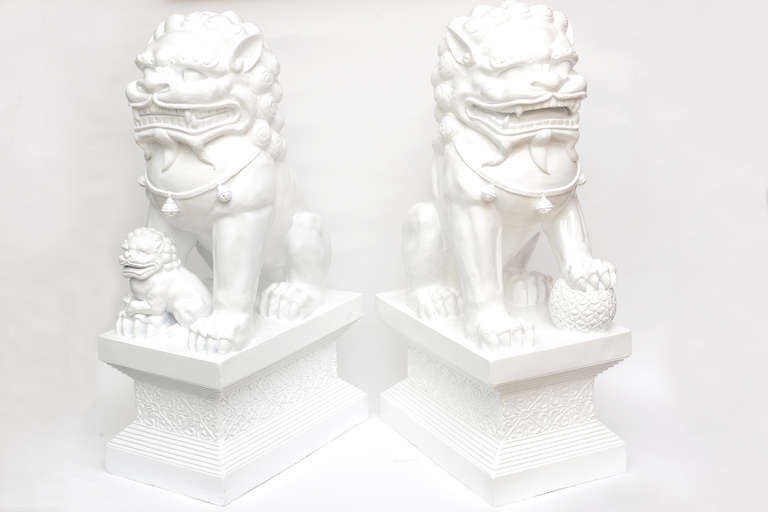 These great and spectacular foo dogs that have an amazing presence male and female to ward off any bad energy or occurrences or people.
THE SIMPLY GUARD .... they have been newly white lacquered with special yacht paint to resist the elements of