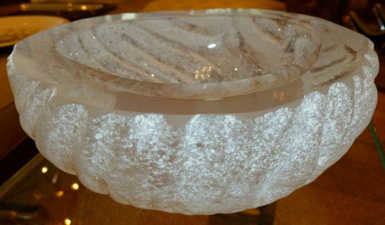 Blown Glass Seguso Murano Vetri d'Arte Acid Etched Corrosso White Glass Bowl Vintage