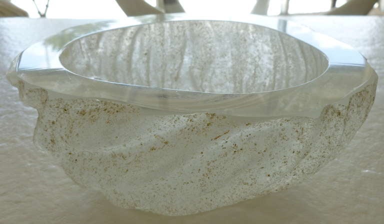 Diese schwere Murano Seguso-Glasschale hat eine unregelmäßige, runde Form. Das dicke, klare Glas ist sowohl auf der Vorderseite als auch auf dem Boden aufwendig geschliffen und poliert. Es hat den sehr seltenen und begehrten 