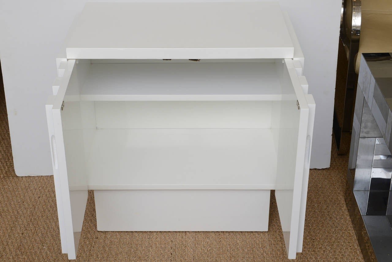 Pair of Sculptural Louise Nevelson or Cubist Style White Lacquered Nightstands In Excellent Condition In North Miami, FL