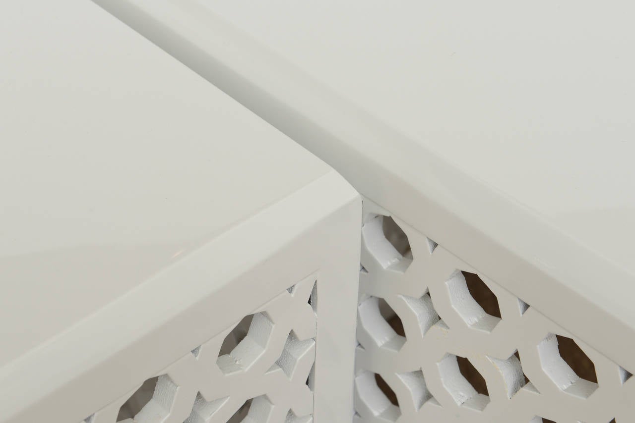 Pair of White Lacquered Graphic Sculptural Cube Side Tables In Excellent Condition In North Miami, FL