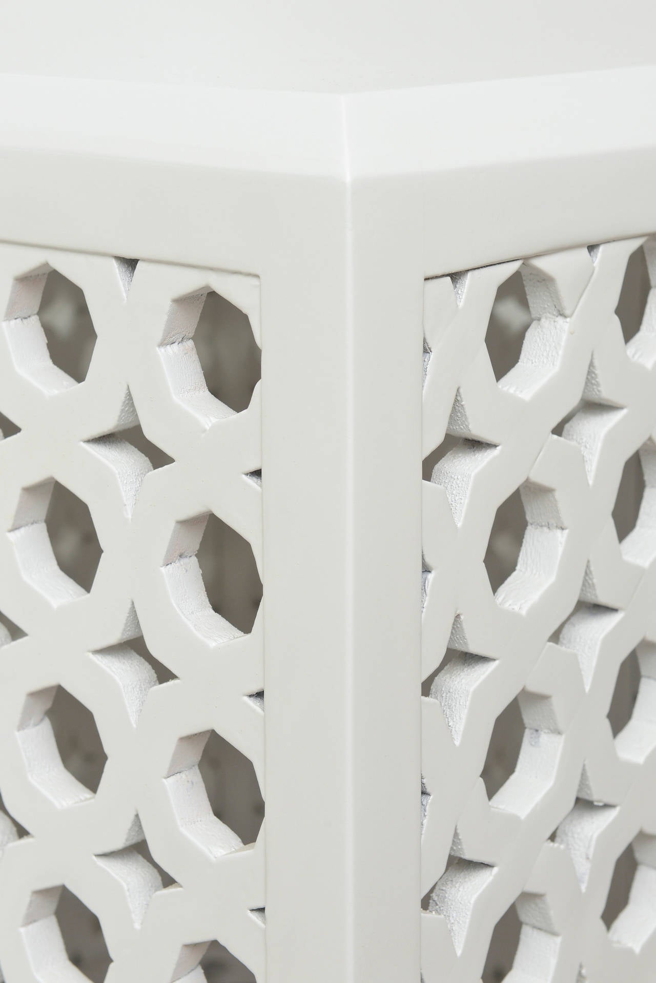 Pair of White Lacquered Graphic Sculptural Cube Side Tables 1