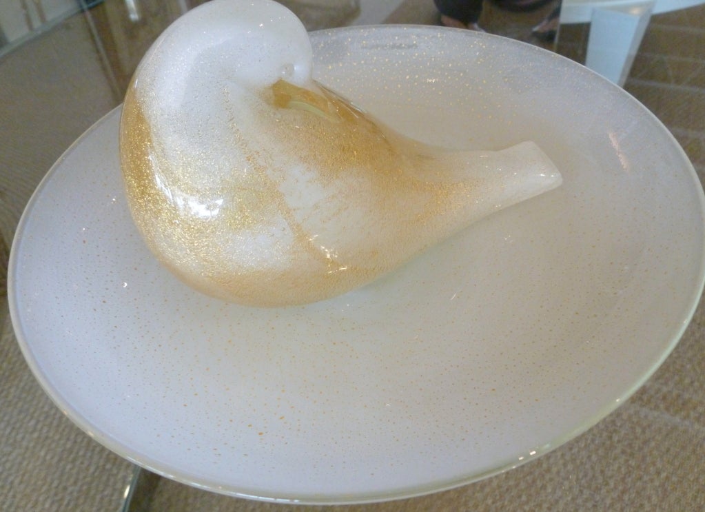 Beautiful Italian Murano Glass Bowl With Perched Bird In Excellent Condition In North Miami, FL