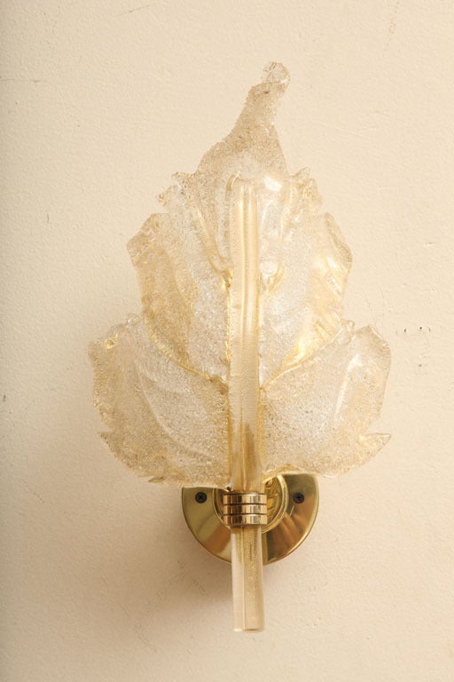 These stunning and glamorous Barovier e Toso Italian mid century modern glass and brass wall sconces are in the organic shape of a dramatic leaf with a multitude of gold inclusions throughout. There is a label on the reverse side which is not shown
