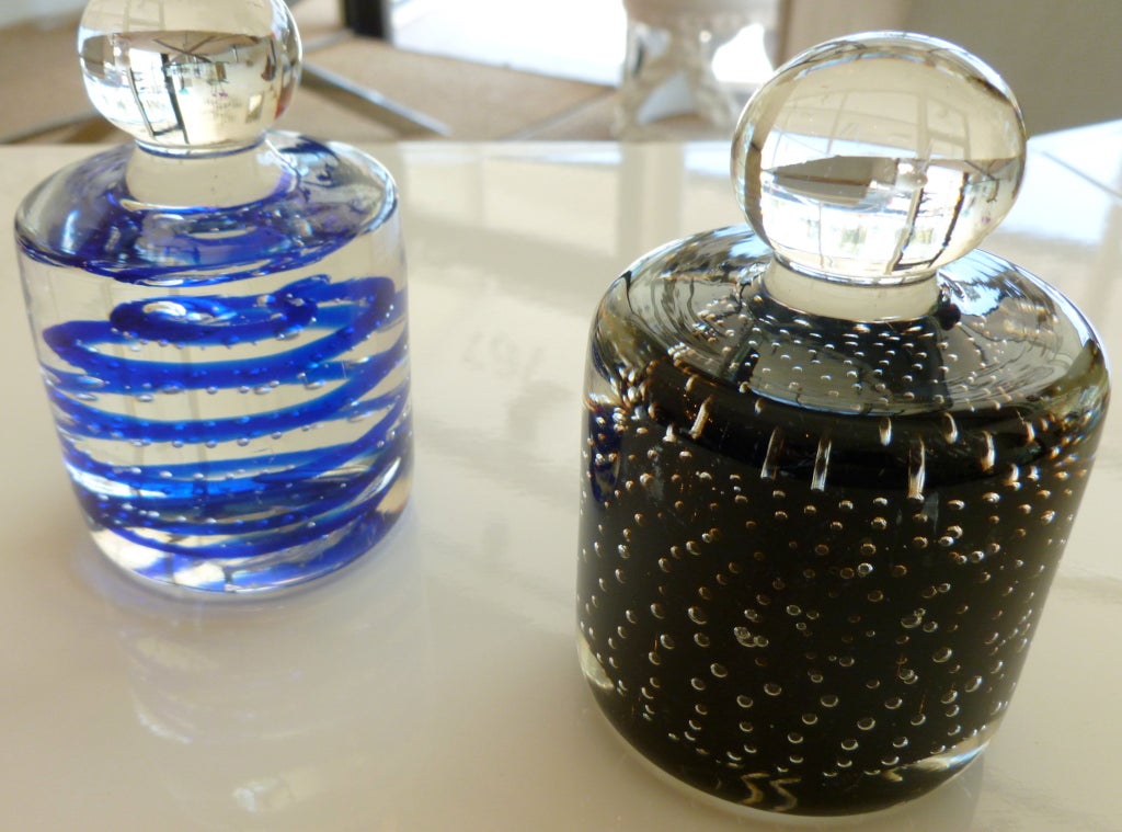 These interesting pair of paperweight/objects have the most beautiful inclusions of
contolled bubbles. This process is done with great technique.Black and cobalt blue
are the pair.