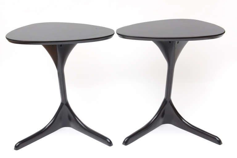 Paire de tables d'appoint et de tables à boire sculpturales en ébène de style Vladimir Kagan