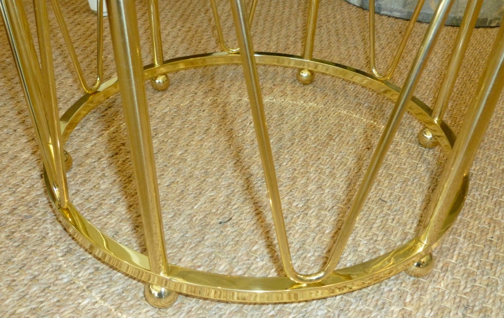Américain Table d'appoint ou de chevet vintage en laiton avec plateau en verre en vente