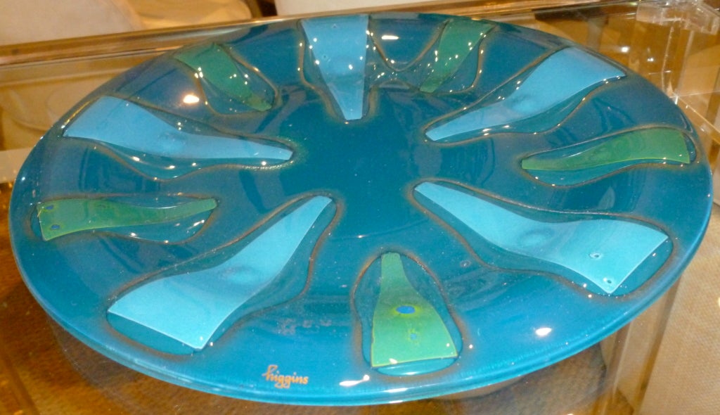 The colors of the sea, in brillant turquoise and green fused glass has the gold signature of Higgins, a glass studio from the Midwest... with gold outlines in this modern and abstract design. This plate for serving 
or coffee table embellishment