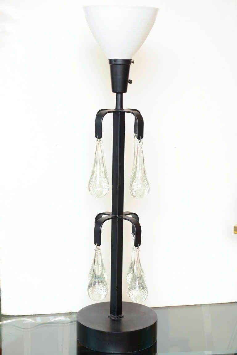 Cette fantastique et inhabituelle lampe suédoise en fer noir, de style moderne du milieu du siècle, comporte deux rangées de pendentifs en verre Bullecante en forme de goutte d'eau, de style Murano. Ils sont remplis d'une abondance de bulles. Il y a
