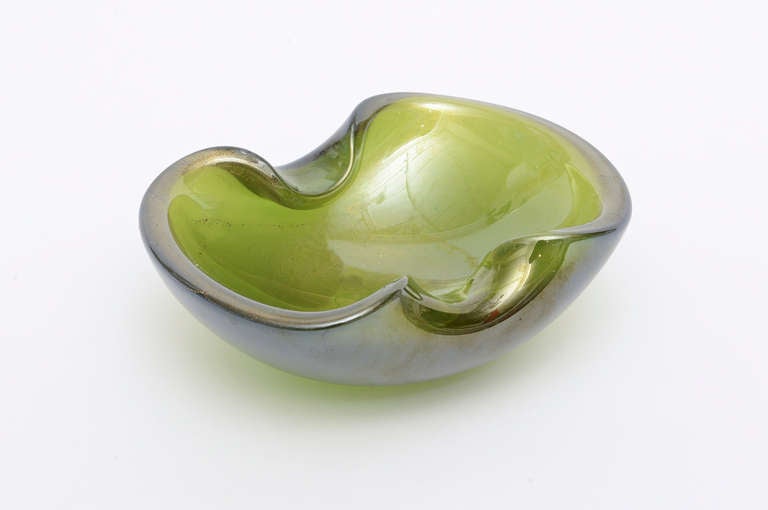 This beautiful Italian Murano Mid-Century Modern glass bowl of chartreuse or emerald green meets gold aventurine is a luscious bowl by Seguso. It glistens in the light with an amazing stunning color! It has an iridescence to it. Specks of gold dust