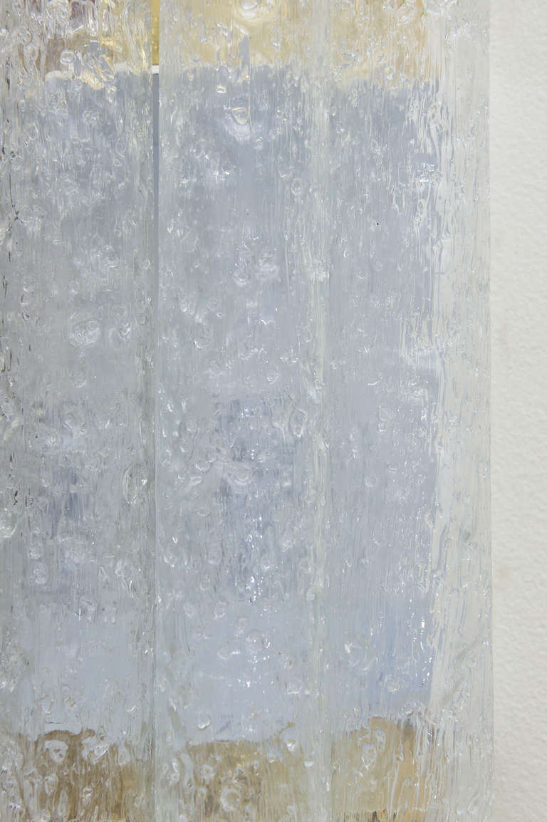 Paire d'appliques murales vintage Doria en forme de cube de glace texturé en verre à pipe et laiton Bon état - En vente à North Miami, FL