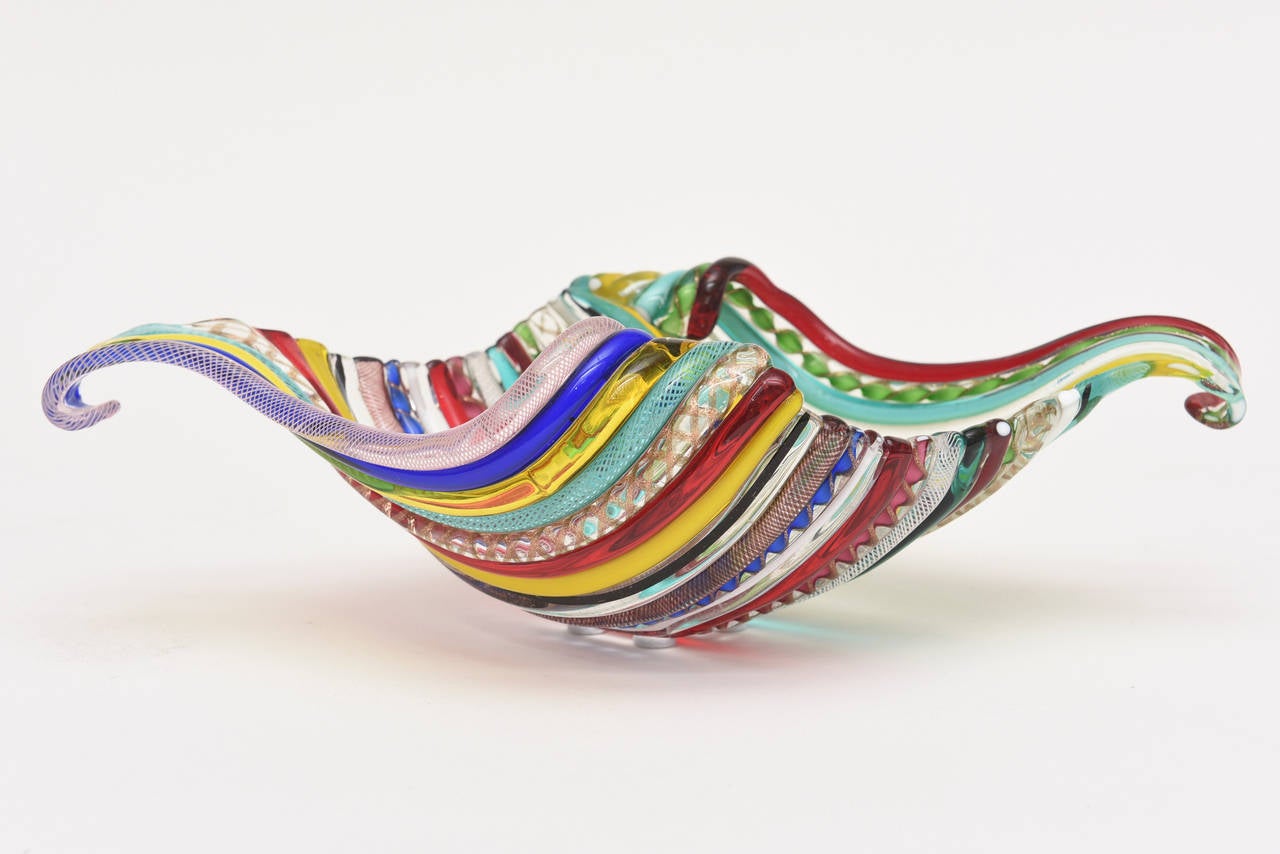 Les couleurs étonnantes de ce chef-d'œuvre sculptural d'un anneau de bol en verre Murano vintage italien avec une grande expertise technique de soufflage de verre par l'artiste verrier : Galliano Ferro. Chaque canne de verre de couleur différente