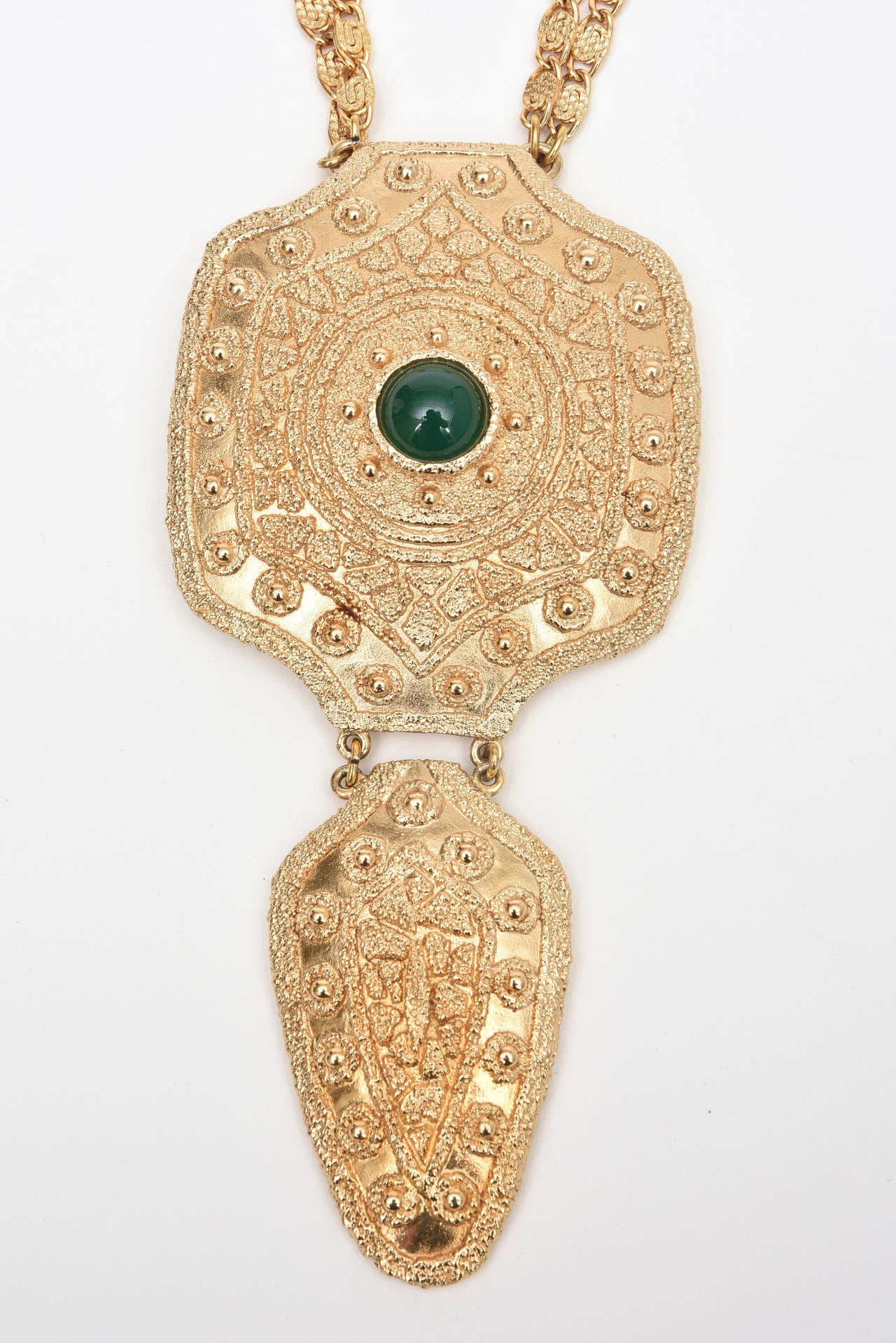 Der geschmolzene Look des vergoldeten Teils dieser fabelhaften, signierten Napier-Halskette aus den 1970er Jahren ist sehr skulptural. Es hat einen dramatischen Look mit einem grünen Glasstein in der Mitte, der an einen Krieger im ägyptischen