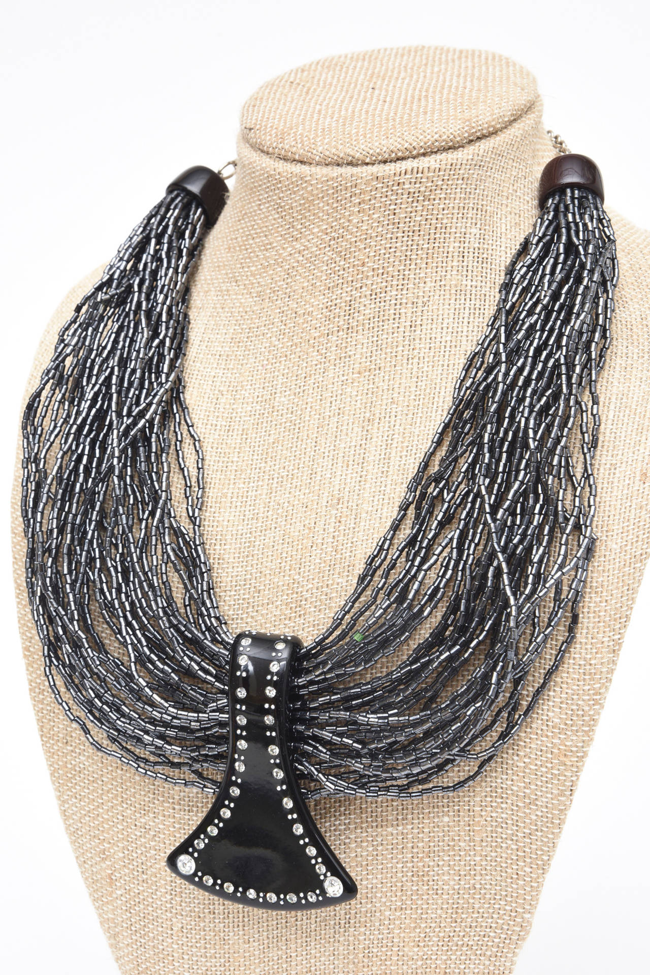 Moderne  Ugo Correani, collier pendentif italien en perles de verre et strass en lucite en vente