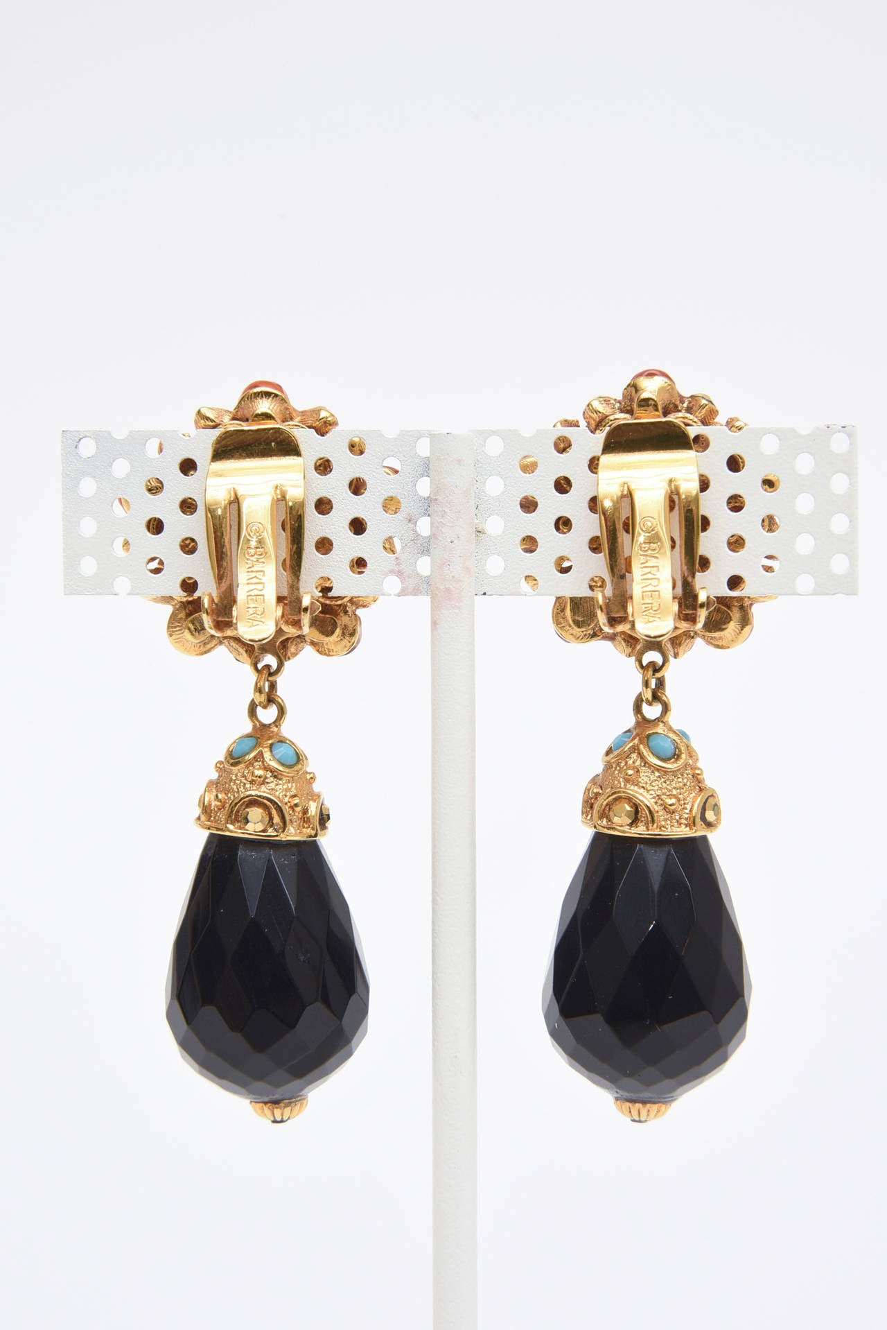 Beautiful black glass meets turquoise and coral glass in these elegant pair of drop clip on earrings. They have an old world meets modern look to them.
Great for day or evening. All the colors play beautifully together.
They are marked Graziano