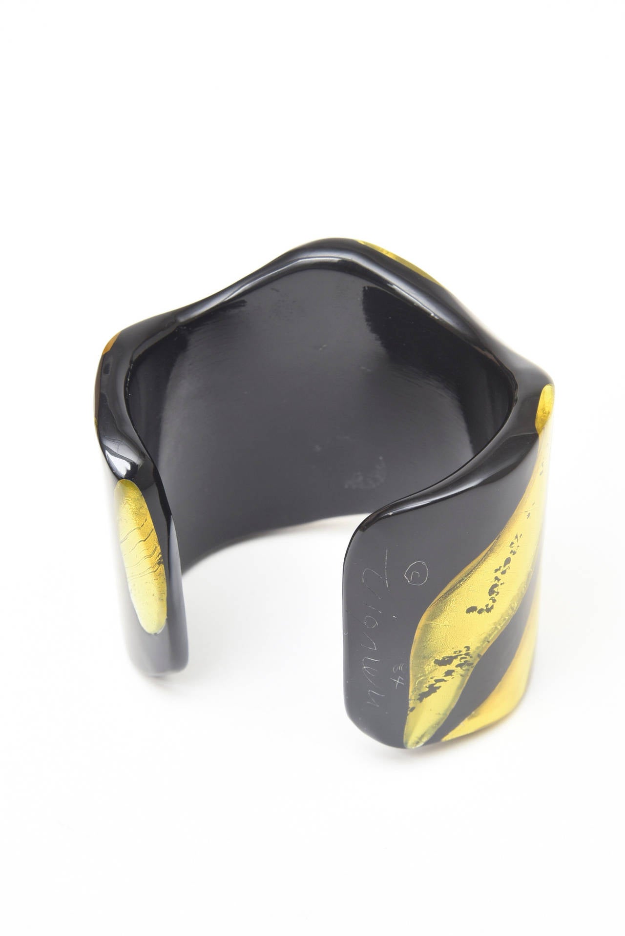 Bracciale scultoreo d'epoca Frank Vigneri in plexiglass color chartreuse e nero in vendita 3
