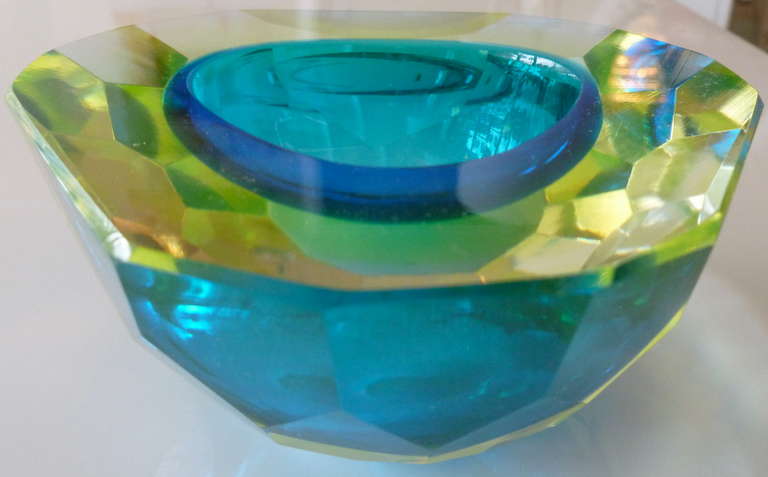 Stunning and Rare Italian Murano Faceted Sommerso Geode Glass Bowl In Excellent Condition In North Miami, FL
