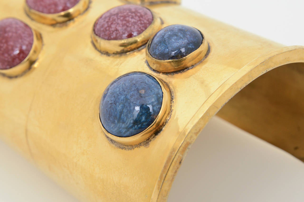 Mary McFadden, large manchette vintage en laiton, agate et lapis-lazuli en vente 1