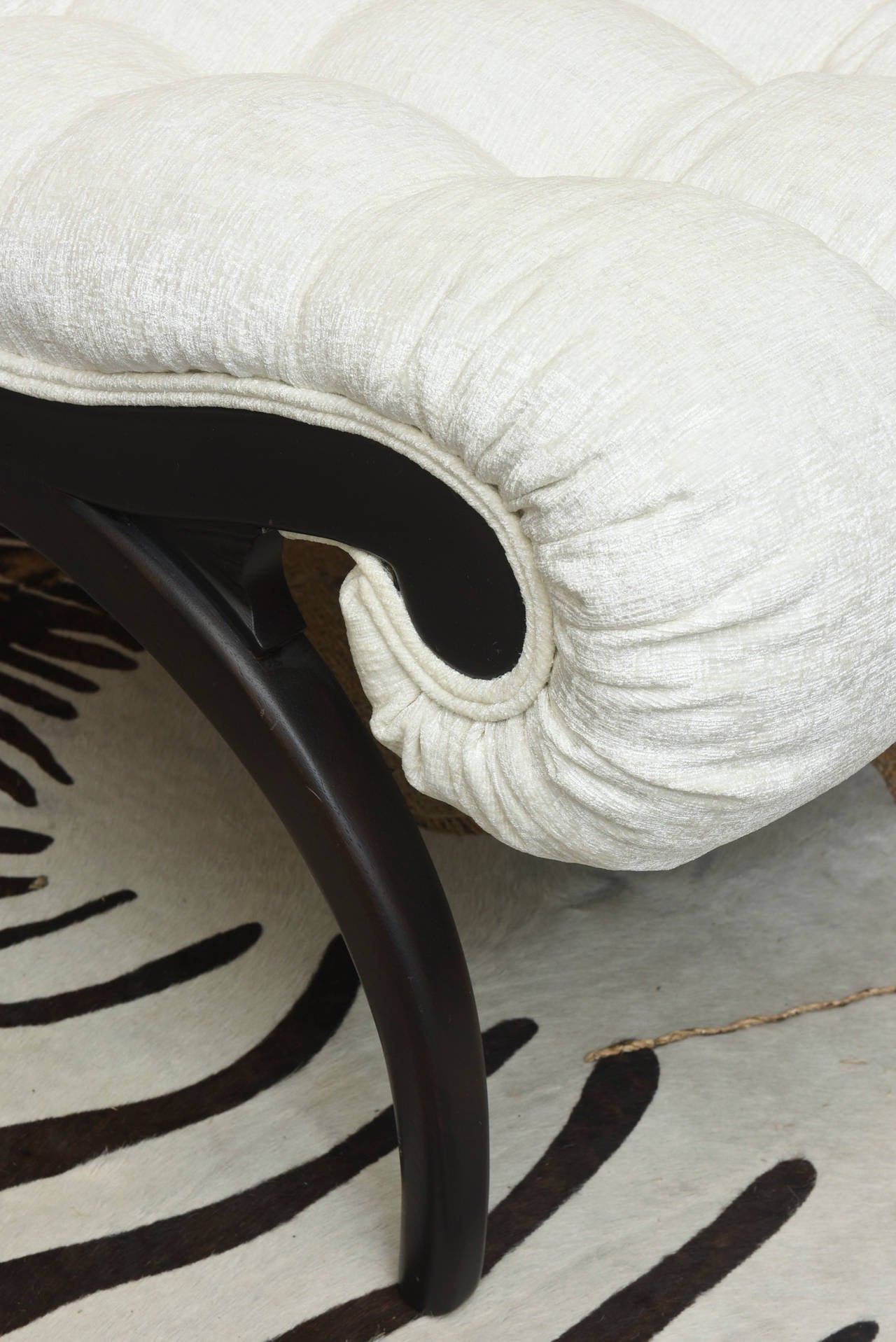 Ces fauteuils sans bras, larges et confortables, nouvellement restaurés, en bois rare et tapissés, sont sculpturaux sous tous les angles. Ils sont issus de la maison Grosfeld et datent des années 1960. Ils ont du flair, un sens du classique et du