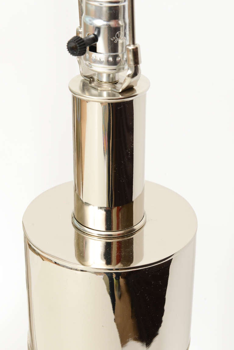 James Mont-Stil Modernistische Nickel-Silber-Lampen, Paar im Angebot 2