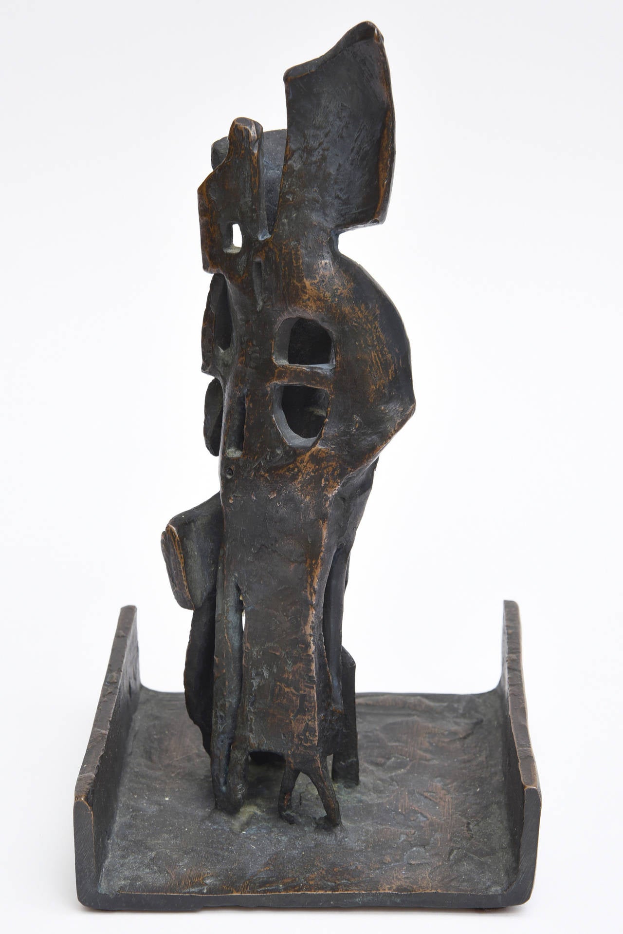 Cette lourde sculpture abstraite en bronze du milieu du siècle dernier intitulée 