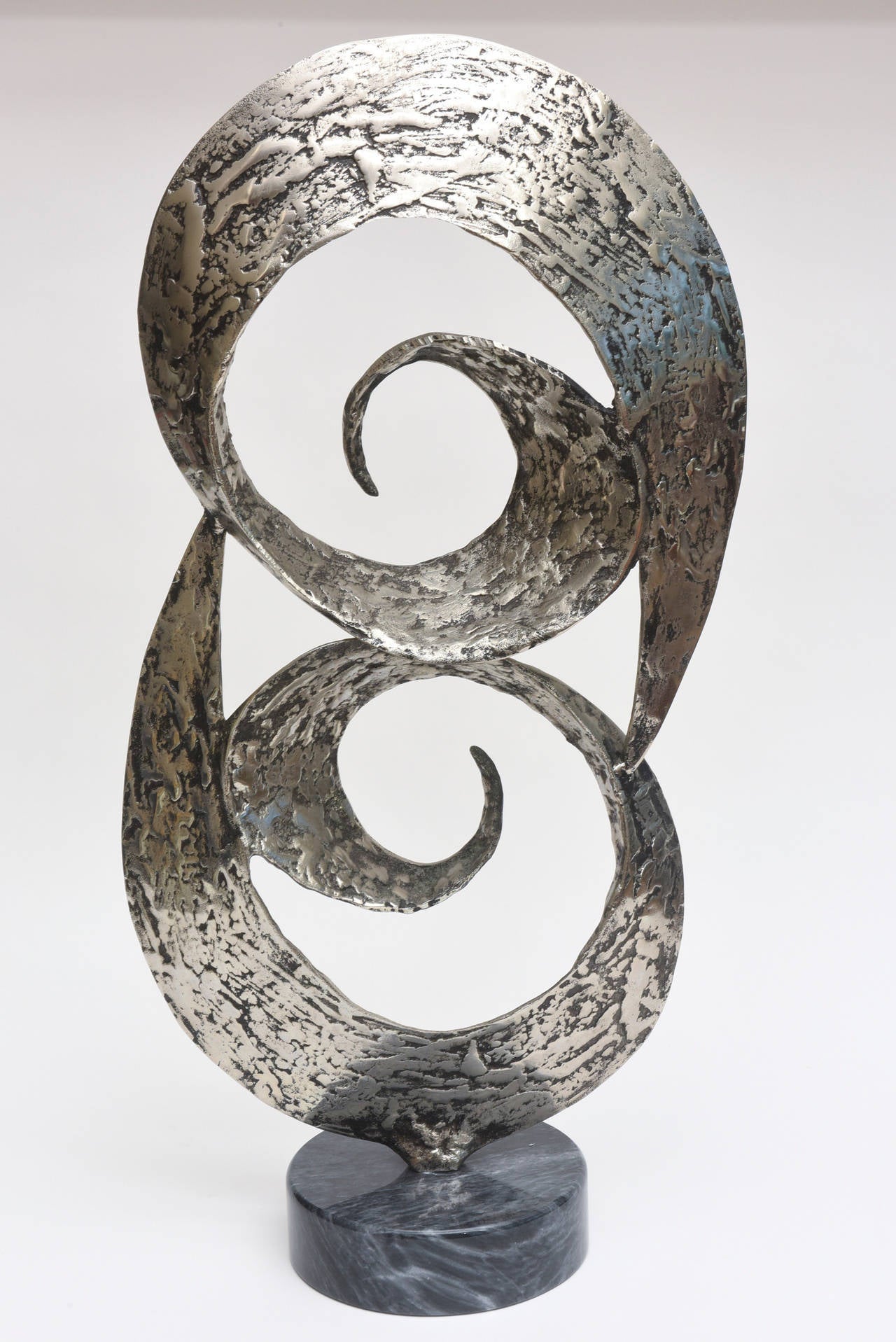 Black Washed and Hand-Hammered Aluminum and Marble Sculpture Vintage In Good Condition For Sale In North Miami, FL