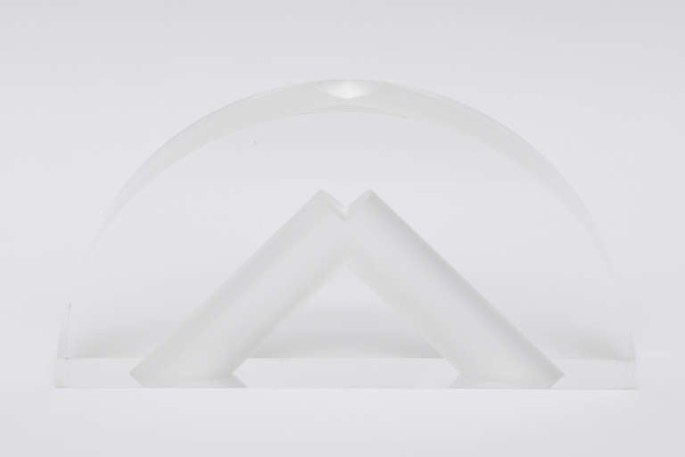 This wonderful signed Italian Alessio Tasca signed sculpture  has the encassment of two pearlized white intersecting lines insides the lucite. Very luminous!! Great piece of art and sculpture!
This is a rare piece of Tasca's