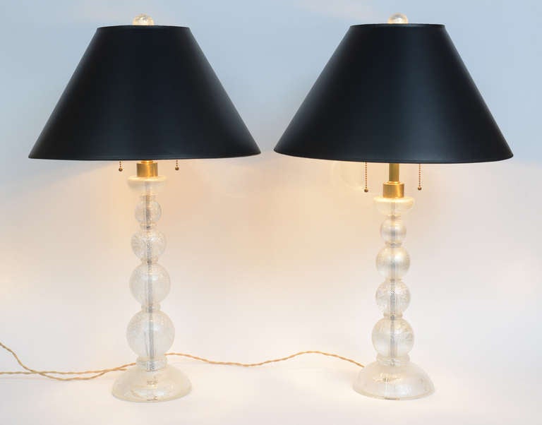 One lamp 2 inches shorter, which has been balanced by hardware
will separate lamps if necessary.
Original finials.