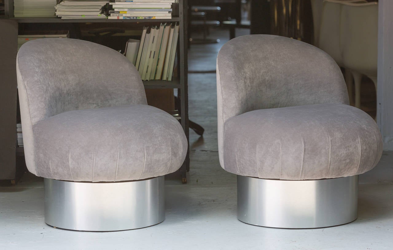 Pair of swivel chairs by Milo Baughman
with 10
