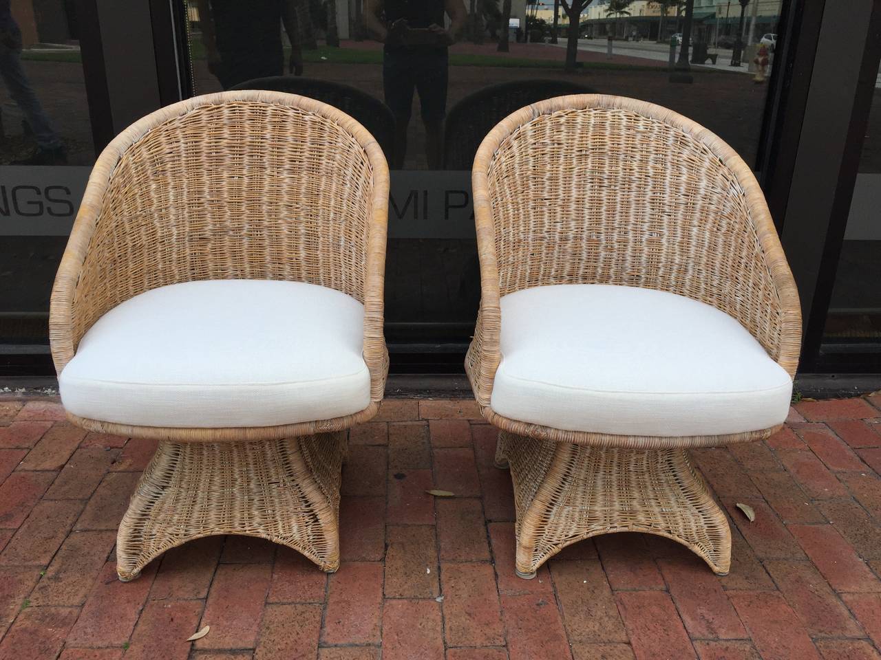 Curvaceous Pair of Vintage Wicker Swivel Chairs In Excellent Condition In Miami, FL