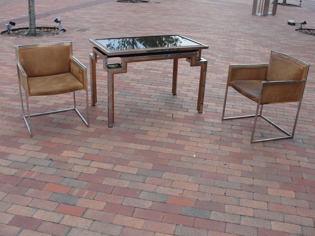 Backgammon-Spieltisch und Stühle von Alain Delon für Maison Jansen, signiert (Messing) im Angebot