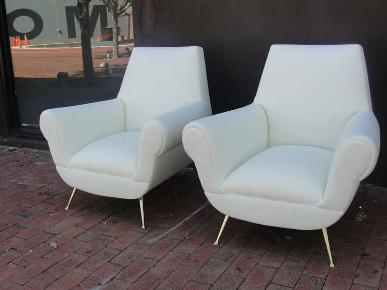 Italian Pair of Vintage Gigi Radice White Linen Armchairs For Sale
