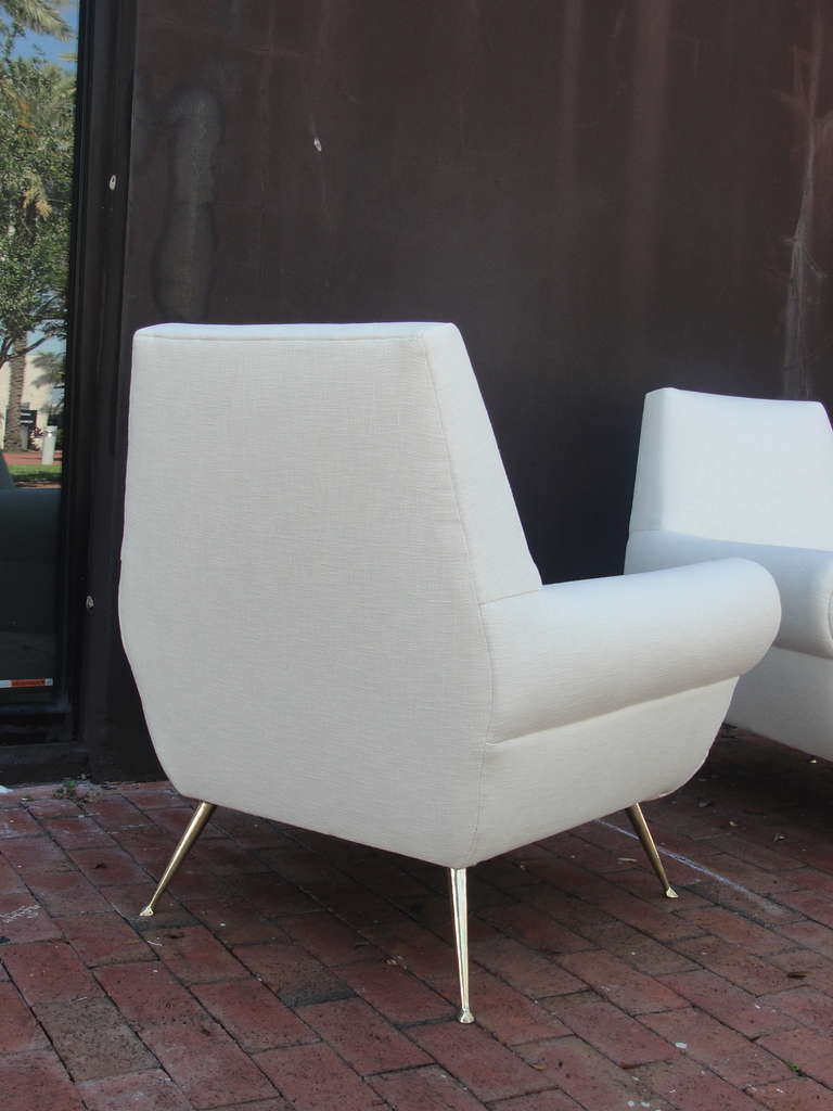 Pair of Vintage Gigi Radice White Linen Armchairs For Sale 1